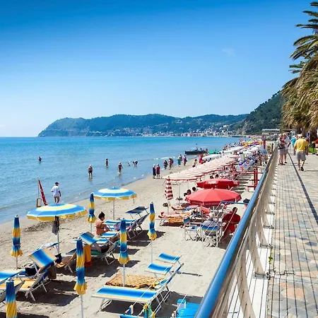 Apartment Frontline Beach Laigueglia