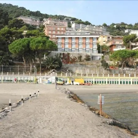 Frontline Beach Apartment Laigueglia