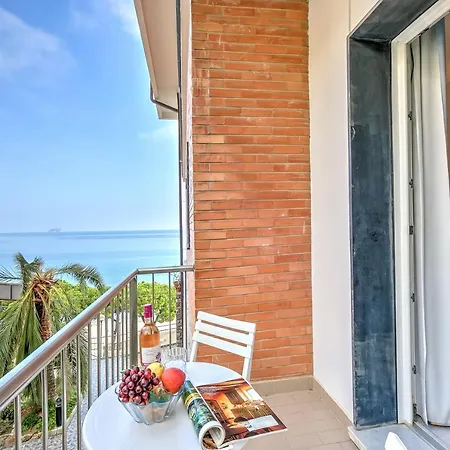 Apartment Frontline Beach