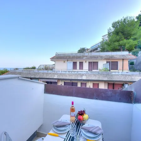 Apartment Frontline Beach