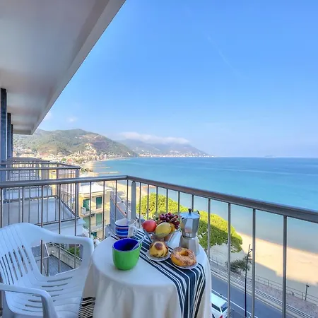 Frontline Beach Apartment *