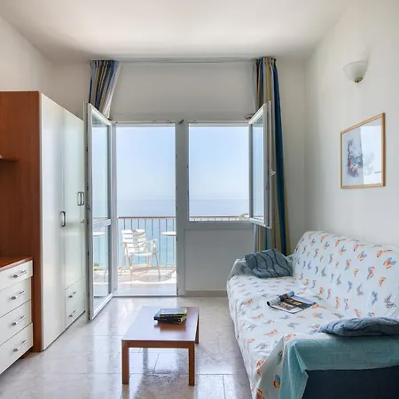 Frontline Beach Apartment Laigueglia