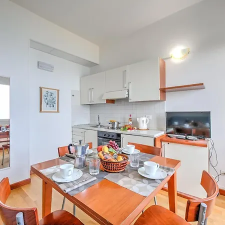 Frontline Beach Apartment Laigueglia