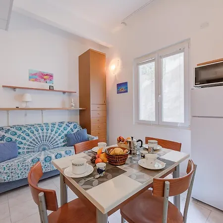 Frontline Beach Apartment Laigueglia
