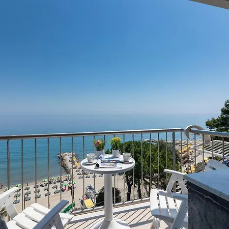Frontline Beach Laigueglia