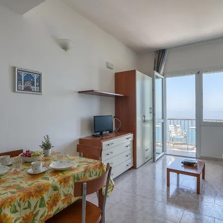 Apartment Frontline Beach