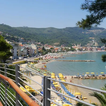 Frontline Beach Laigueglia